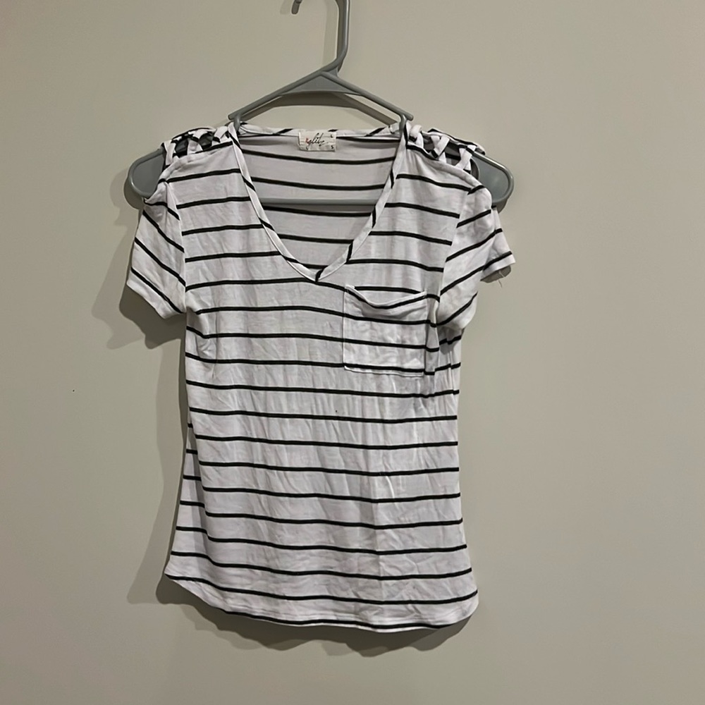 Tshirt with crisscross shoulders
